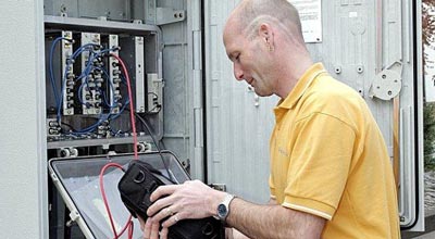 Kabel Deutschland Techniker an einem Schaltkaten / Kabelverteiler Kabel Deutschland Techniker an einem Schaltkaten / Kabelverteiler