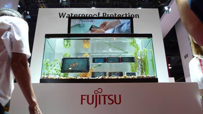 Fujitsu bietet wasserdichte Handys, Smartphones und Tablet-PCs an